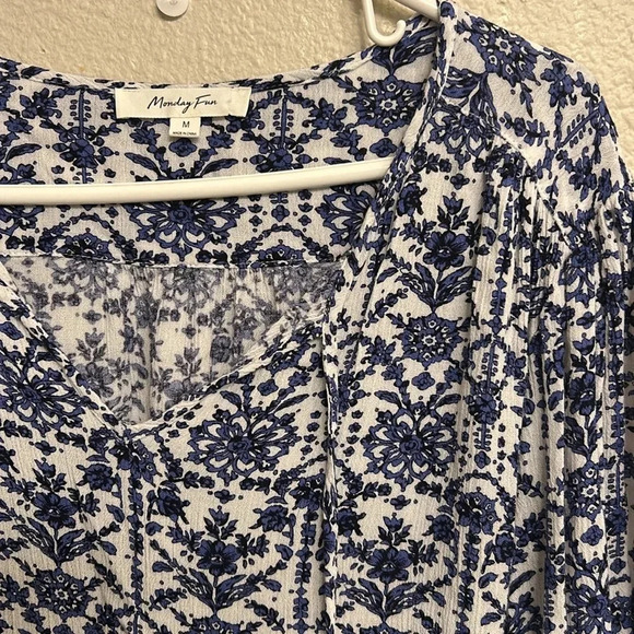 Monday Fun Women Lightweight Patterned Blue Blouse Size Medium - Picture 4 of 7